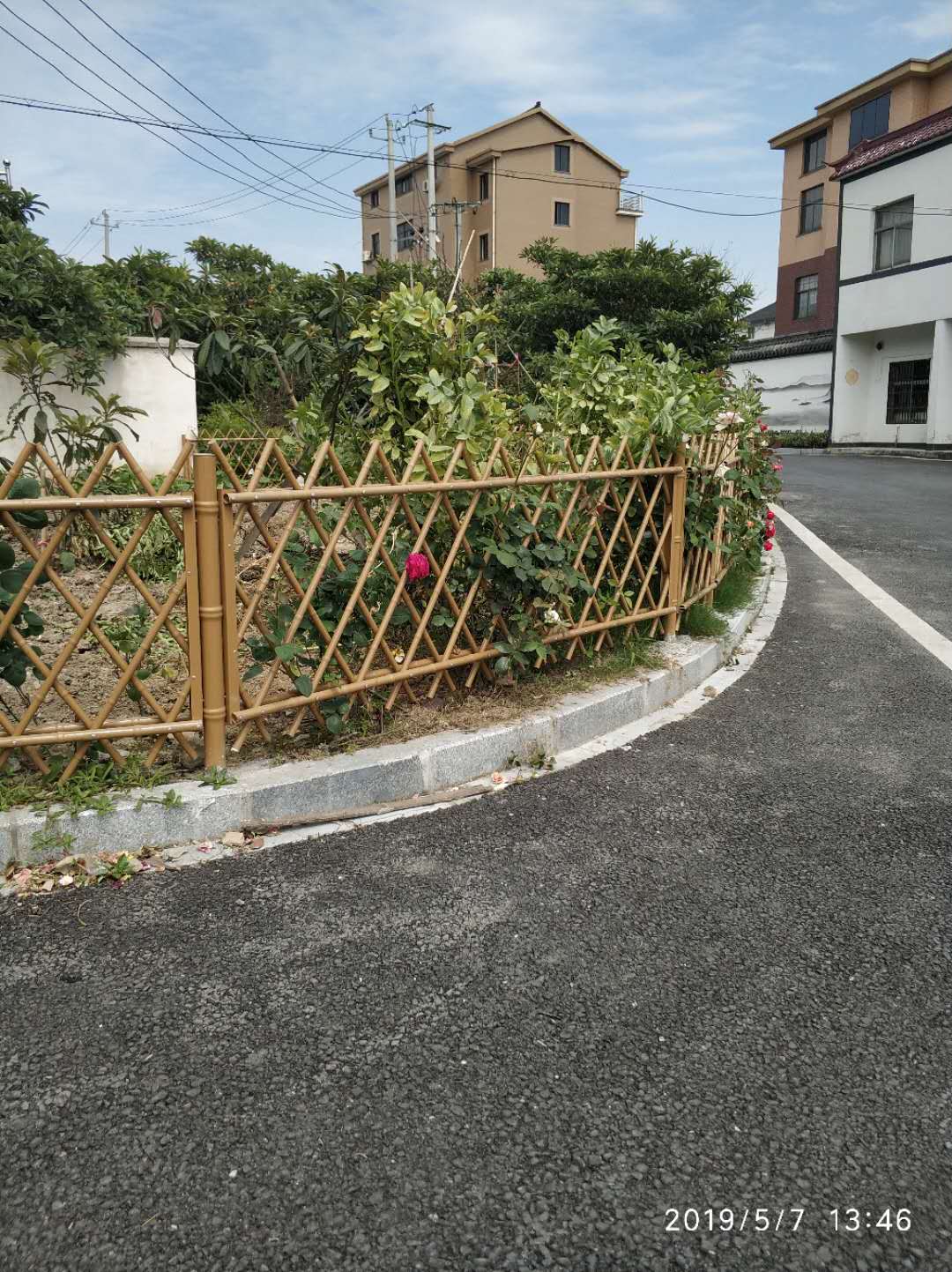 臺州美麗鄉(xiāng)村建設(shè)仿竹節(jié)管護欄景區(qū)綠化帶仿竹籬笆綠色草坪護欄