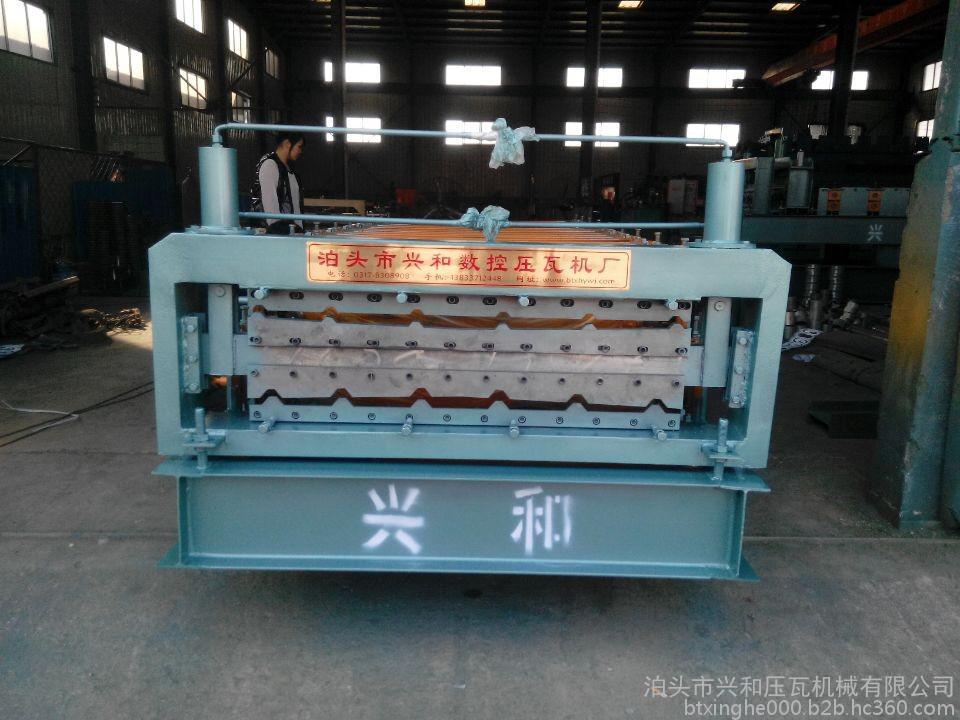 雙層彩鋼瓦成型機節省空間   換板時間 短，提高了產出率。